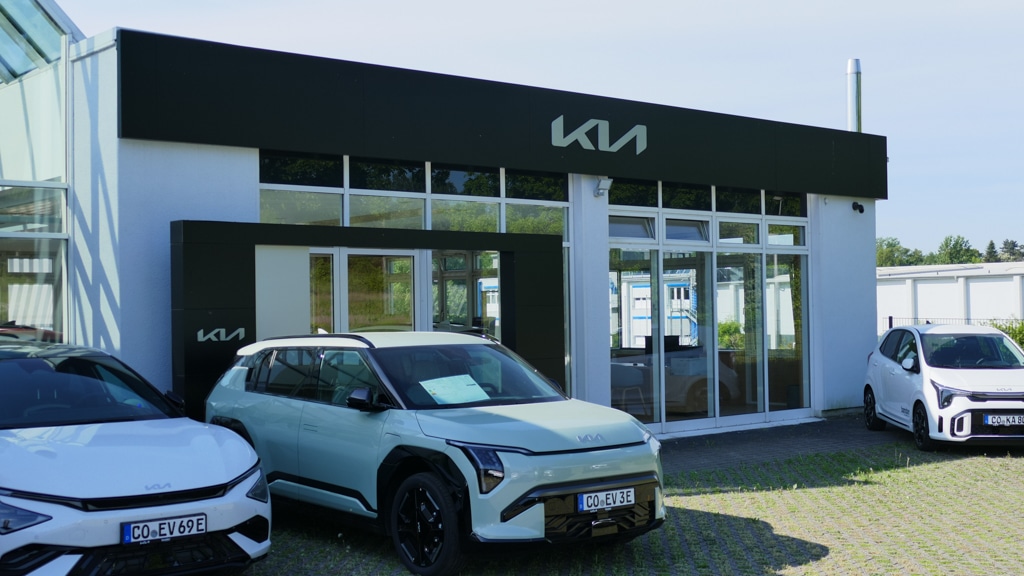 Außenansicht Kia Eingangsbereich