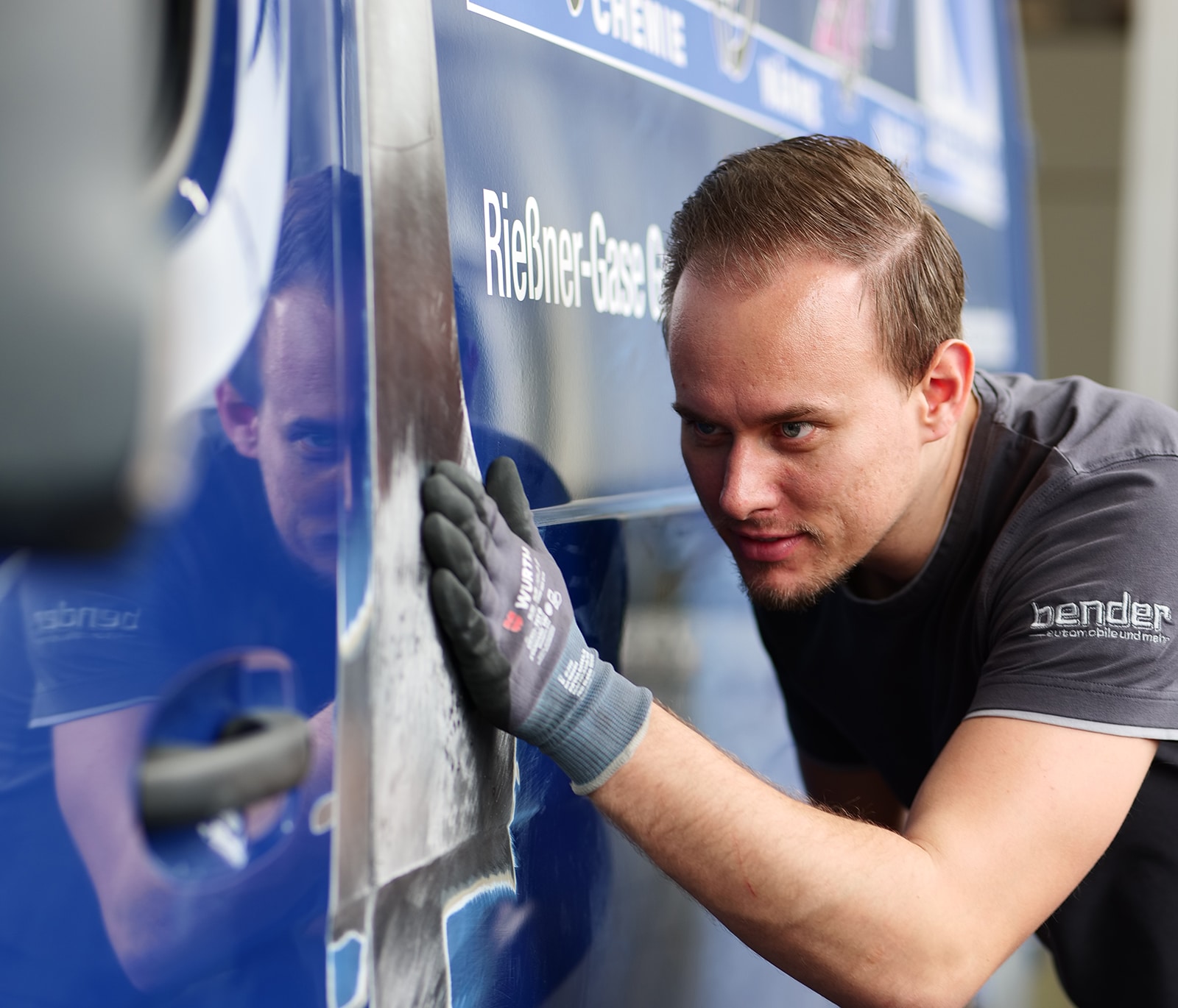 KFZ Mechaniker bei Karrosseriearbeiten an einem Transporter