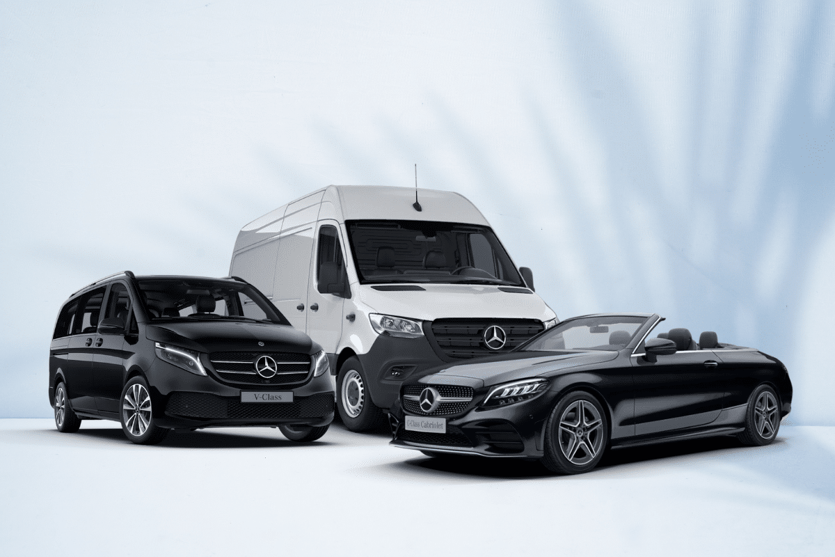 3 Mercedes-Benz Fahrzeuge nebeneinander vor einem hellblauen Hintergrund zur Markenpräsentation