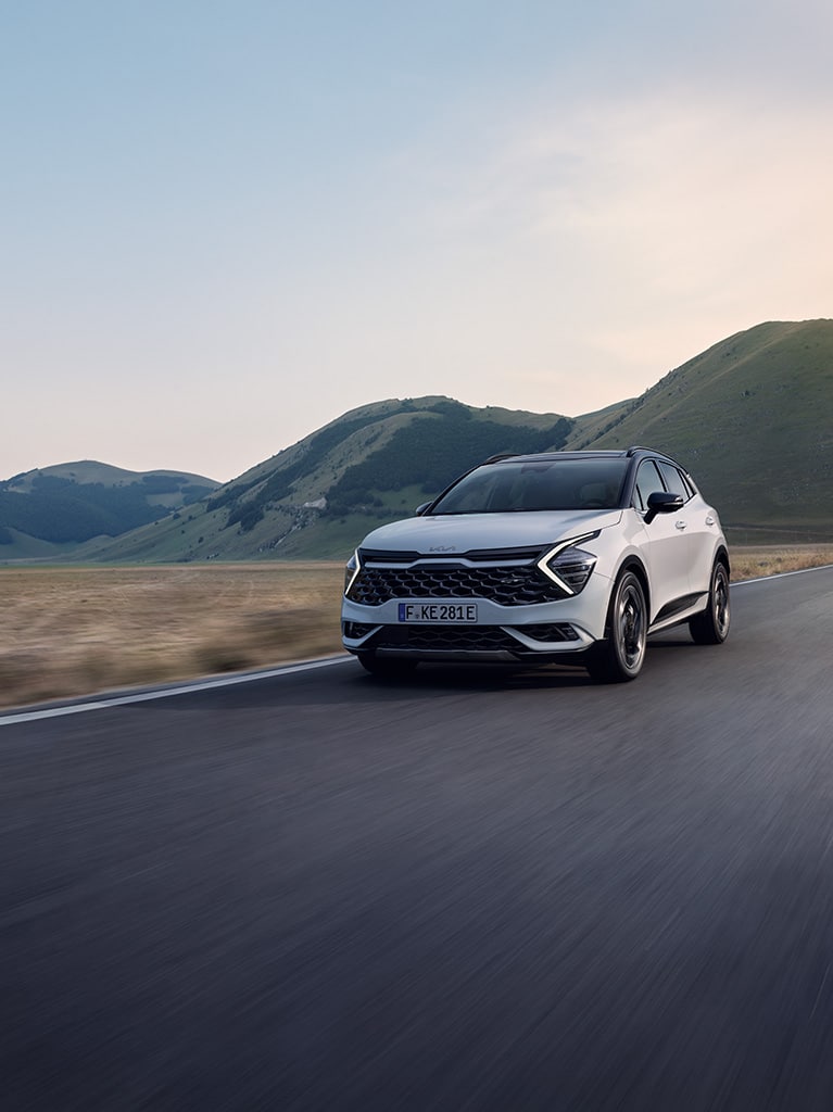Fahrender Kia Sportage Plugin-Hybrid auf einer Straße