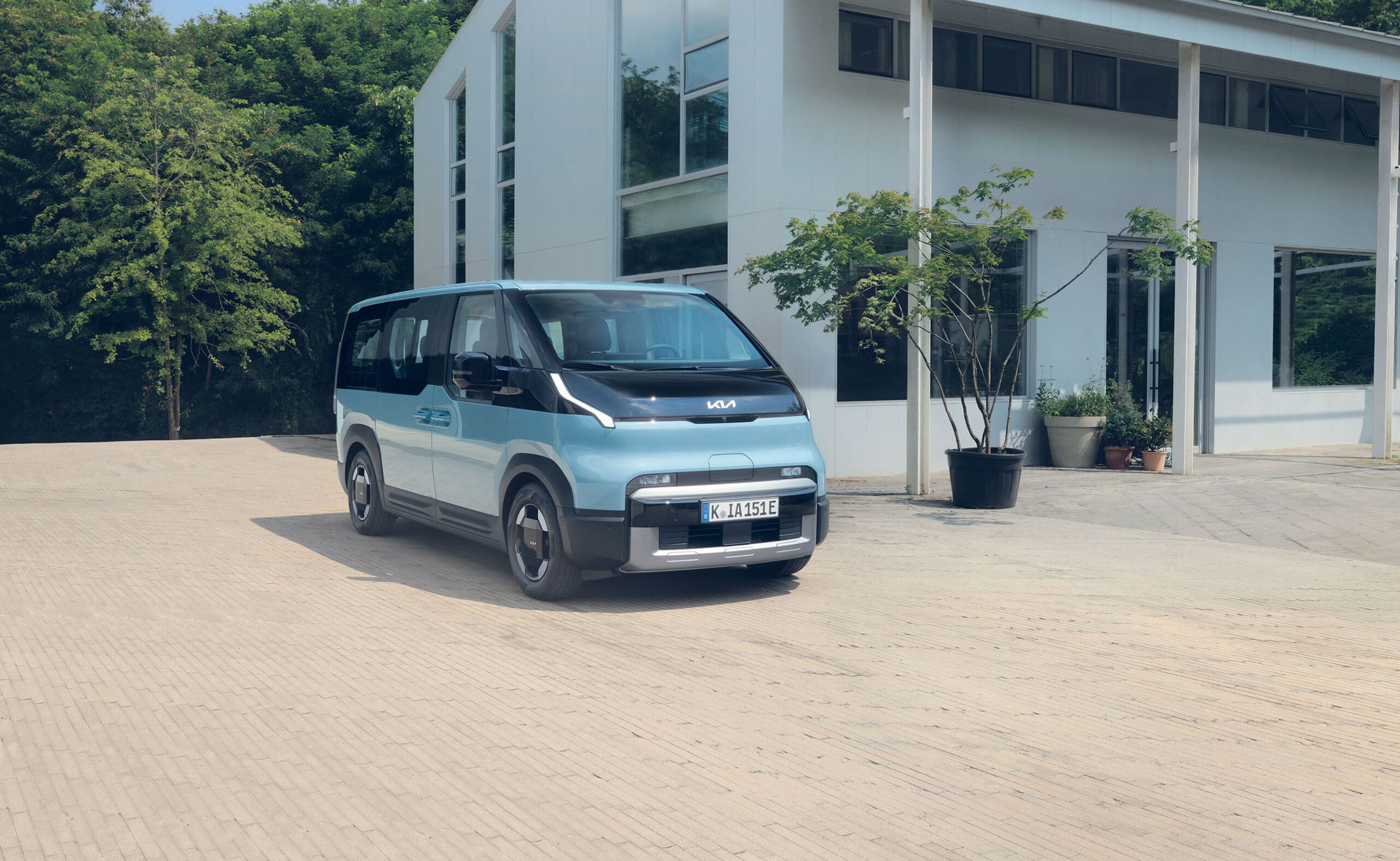 Kia PV5 Passenger vor einem Wohnhaus zur Produktpräsentation