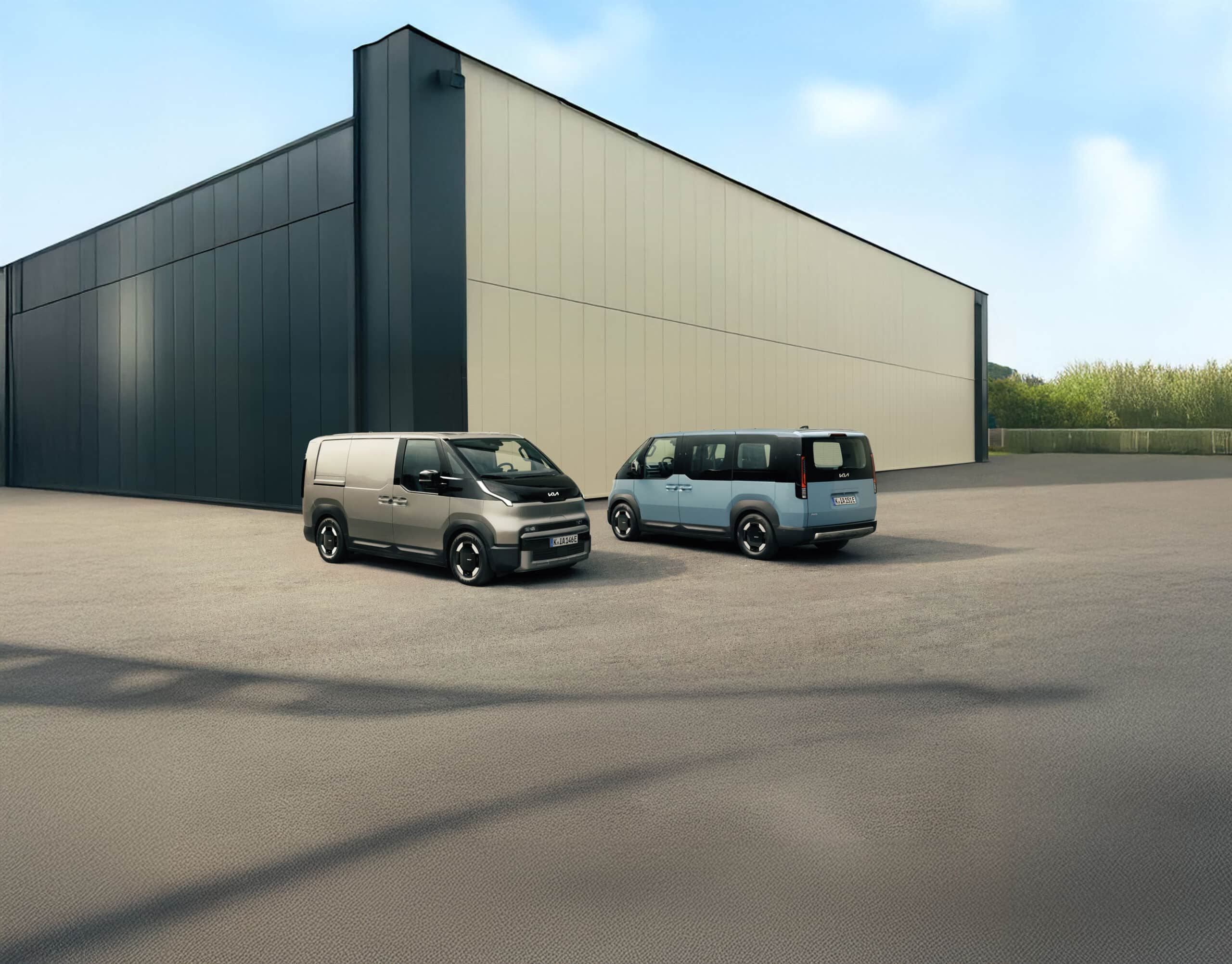 Range vom Kia PV5 Cargo und PV5 Passenger vor einer Lagerhalle im modernen Stil zur Produktpräsentation